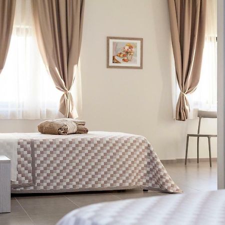 Отель Riviera Hub Cisano sul Neva Экстерьер фото