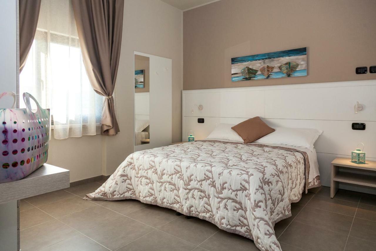 Отель Riviera Hub Cisano sul Neva Экстерьер фото