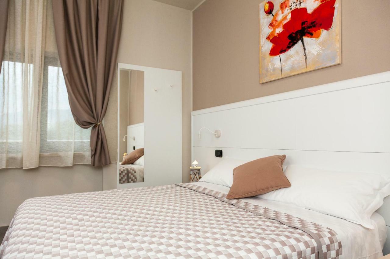 Отель Riviera Hub Cisano sul Neva Экстерьер фото