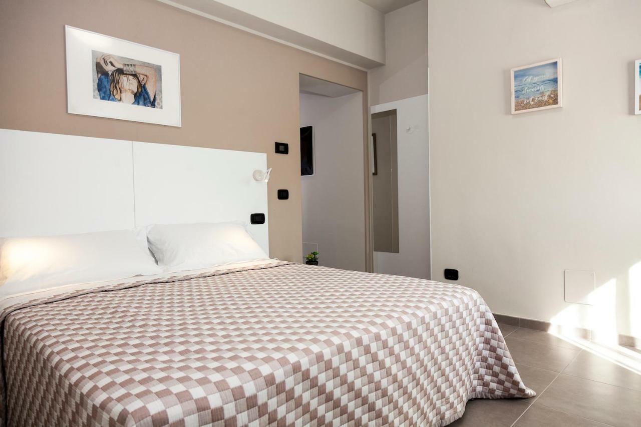 Отель Riviera Hub Cisano sul Neva Экстерьер фото